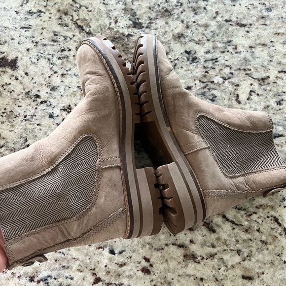 Timberland Tan Ankle Boots with Durable Sole - Picture 5 of 7